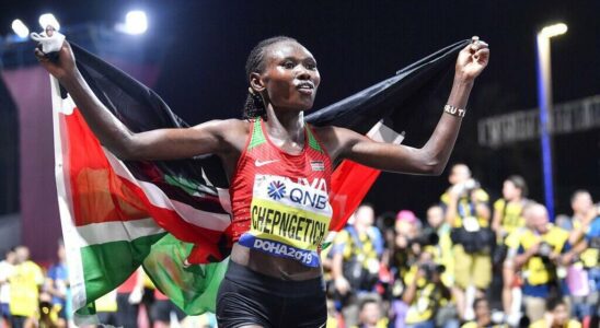 Kenyan Chepngetich smashes the world record in Chicago