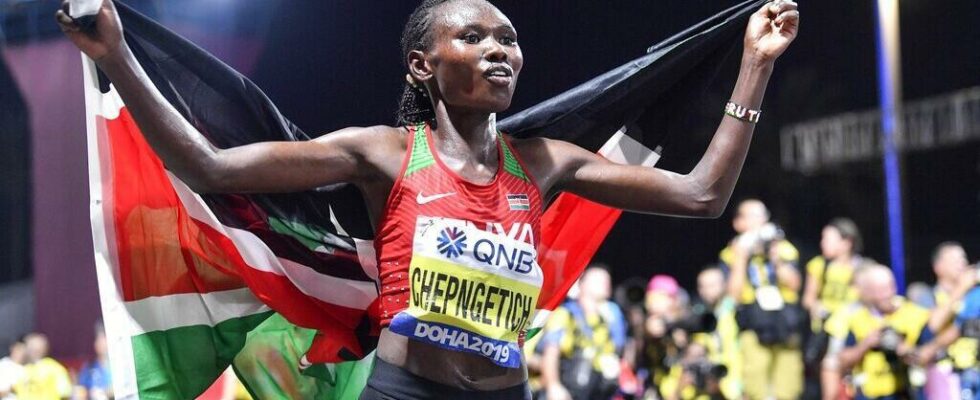 Kenyan Chepngetich smashes the world record in Chicago