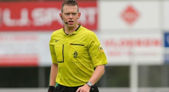 Lindhout whistles the match between FC Utrecht and Feyenoord