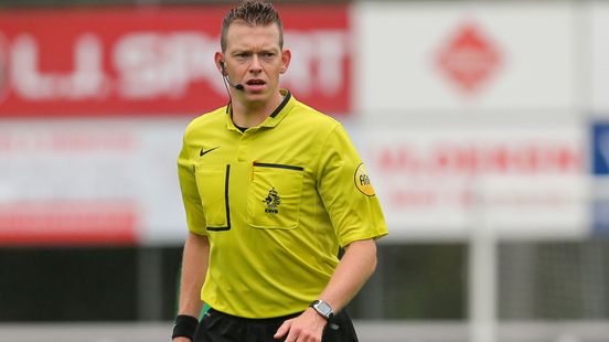 Lindhout whistles the match between FC Utrecht and Feyenoord