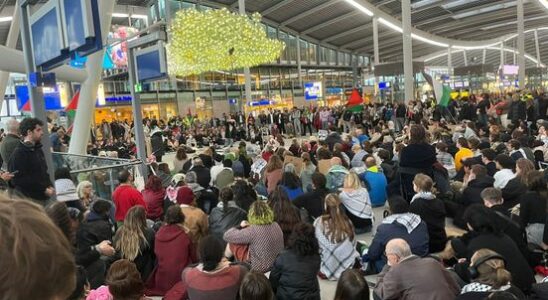 Major sit in at Utrecht Central Station to draw attention to