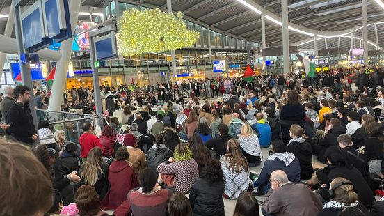 Major sit in at Utrecht Central Station to draw attention to