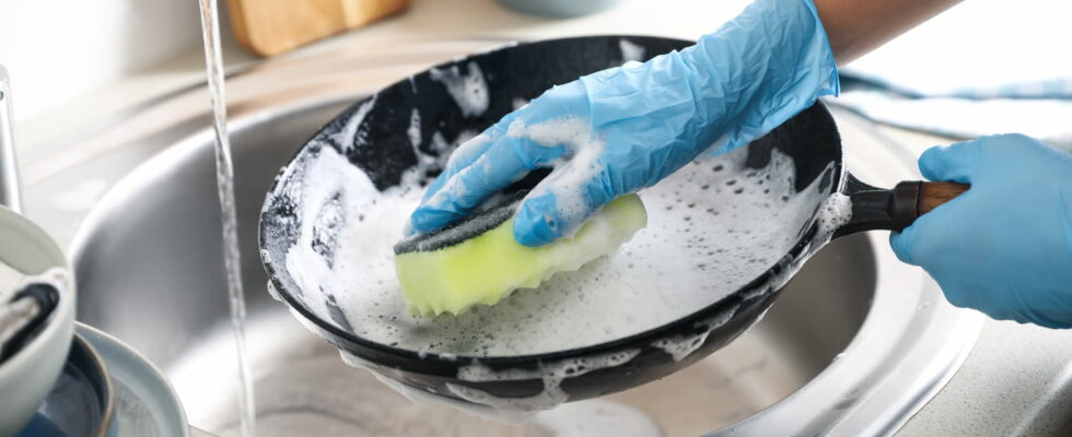 No more scrubbing pans to clean them this tip