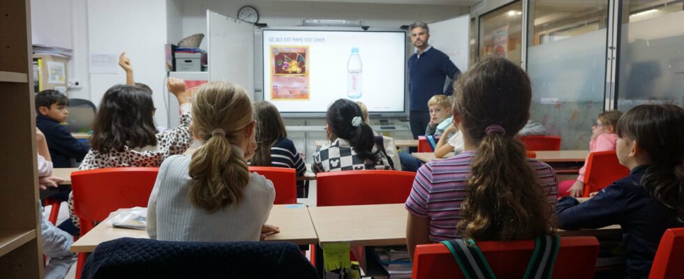 Pokemon card and hamburger how to introduce schoolchildren to economics