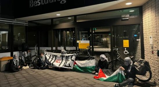 Pro Palestinian demonstrators block entrance to Utrecht University administration building