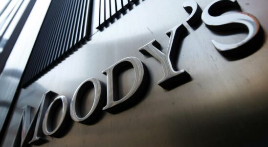 Rating agency Moodys maintains Frances rating but downgrades its outlook