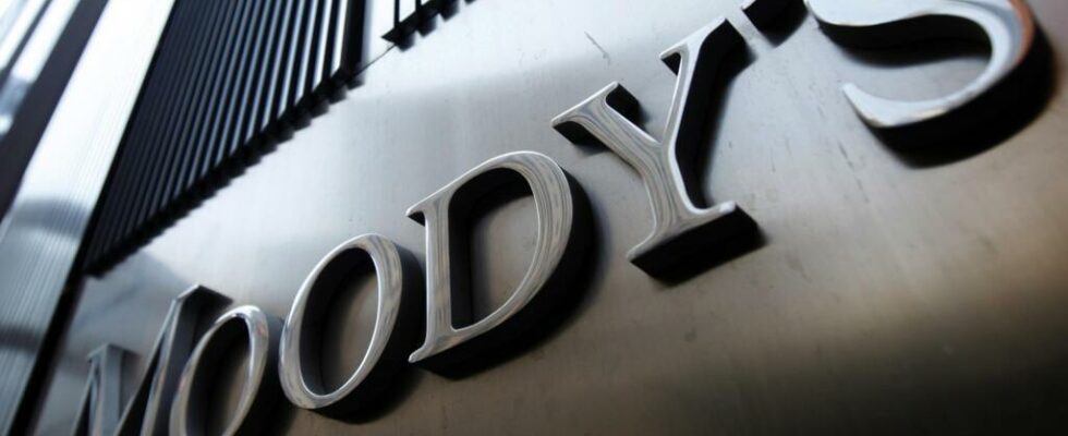 Rating agency Moodys maintains Frances rating but downgrades its outlook