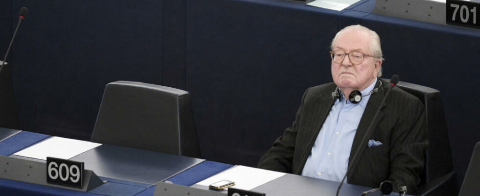 The European Parliament demands 300000 euros from Jean Marie Le Pen