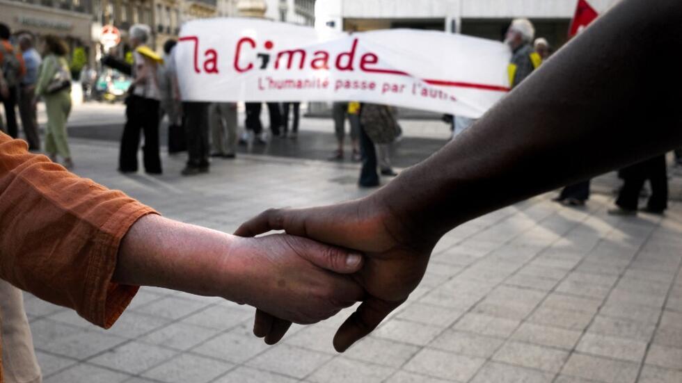 People form a human chain, on June 2, 2009 in the center of Lyon, at the call of Cimade and associations responsible for defending the rights of foreigners or the most deprived, to protest against the government reform on detention . (Illustrative image)