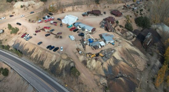 Tourists stuck in gold mine in USA