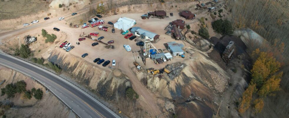 Tourists stuck in gold mine in USA