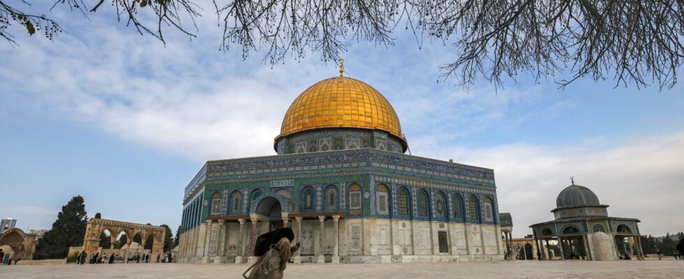 a Jewish temple in place of the al Aqsa mosque this