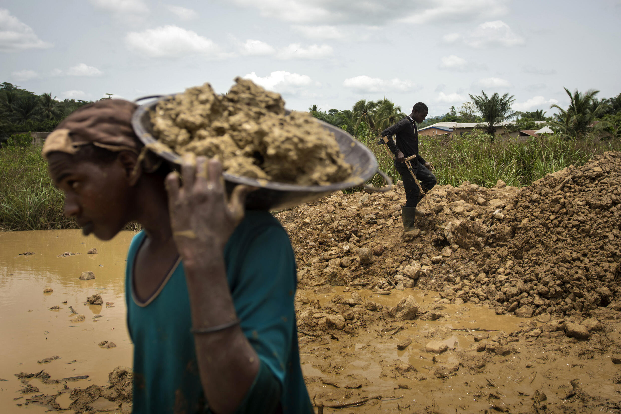 A group of Galamseyer, illegal miners, extract gold in the Kibi region of southern Ghana. This activity is one of the main causes of river pollution and environmental degradation. (Illustrative image).