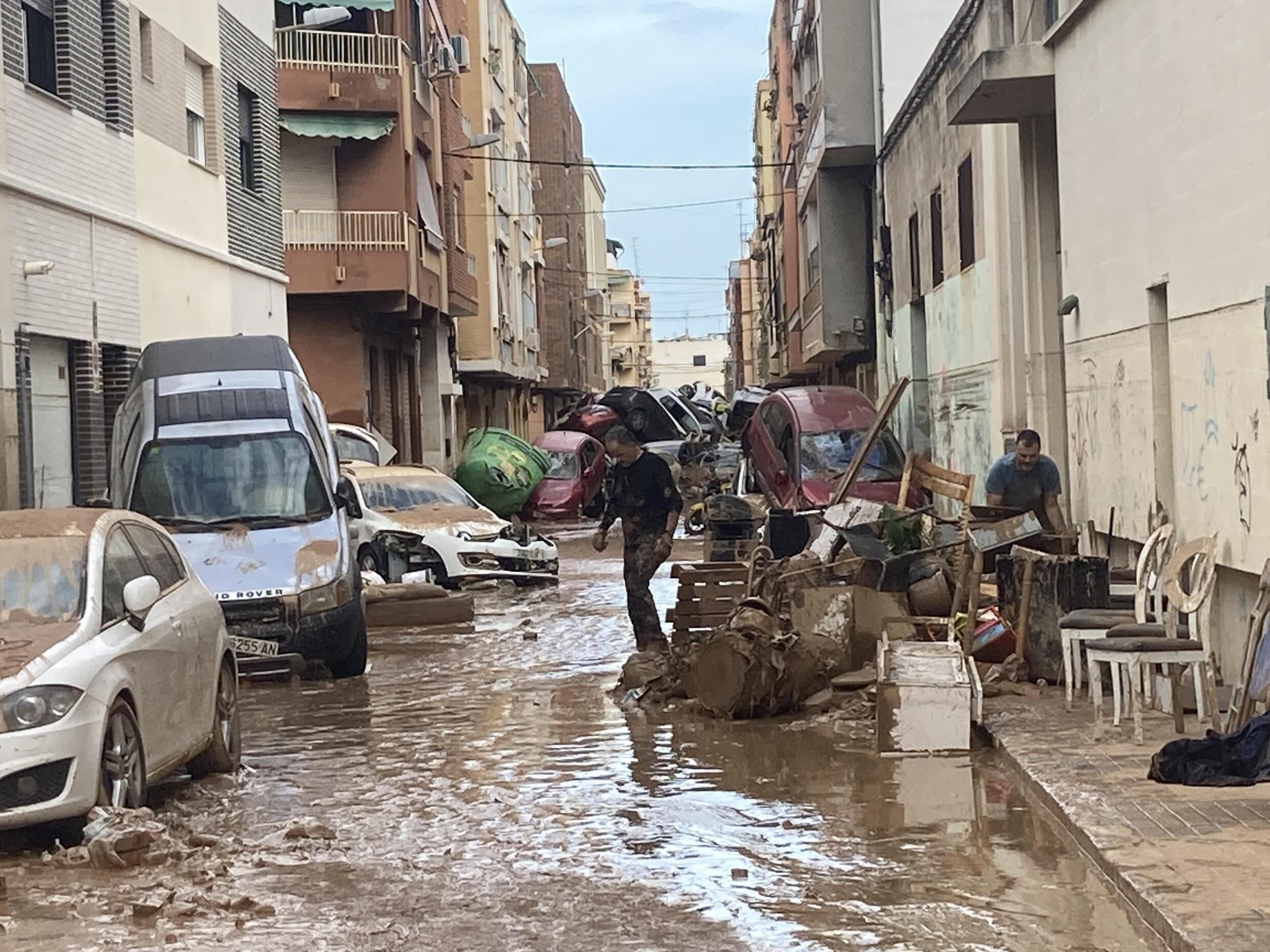 Valencia, save what can be saved (furniture, clothing) in homes devastated by floodwaters.