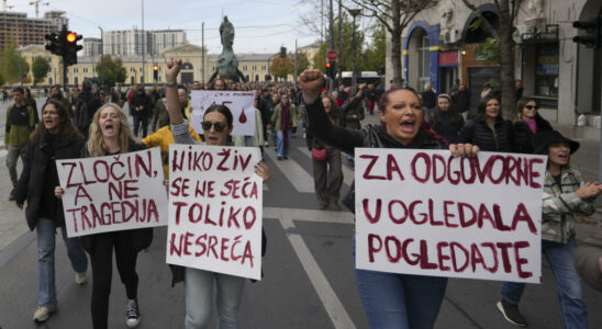 Angry Serbs demand government leave after deadly roof collapse