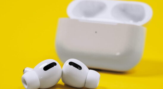 Black Friday AirPods Airpods Pro 2 in free fall This