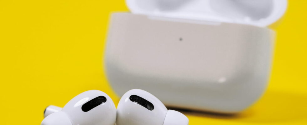 Black Friday AirPods Airpods Pro 2 in free fall This