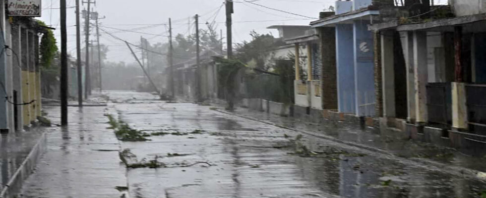 Cuba deprived of electricity hit by Category 3 Hurricane Rafael