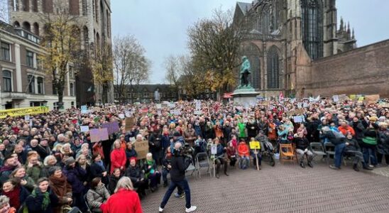 Demonstration against widening A27 and tree felling Amelisweerd starts at