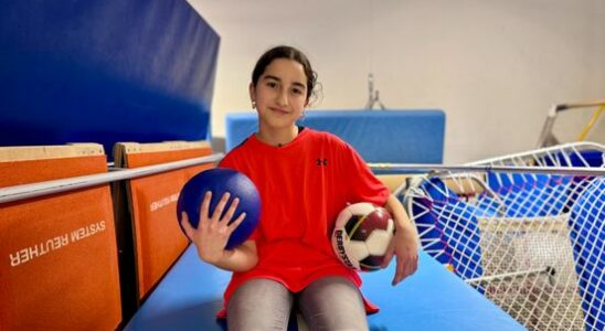 Football dodgeball or basketball Elizan 11 receives a youth ribbon