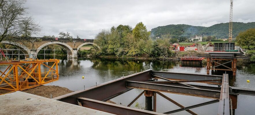 In Dordogne the road that drives you crazy or the