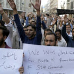 In Pakistan renewed violence between Sunnis and Shiites leaves 32