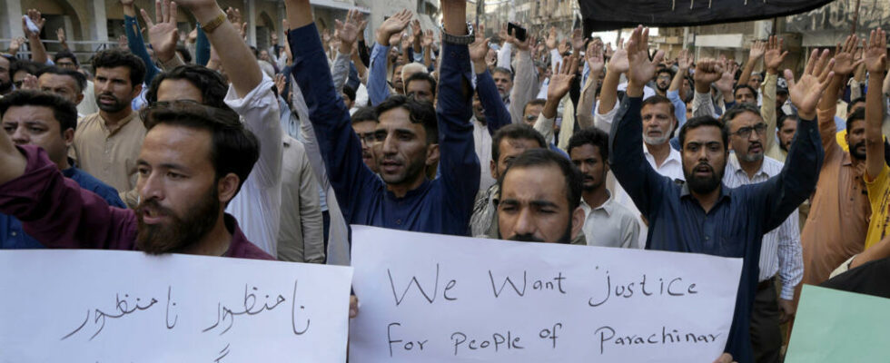 In Pakistan renewed violence between Sunnis and Shiites leaves 32