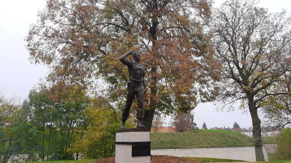 The statue of General Marcel Bigeard, erected in Toul, is controversial.