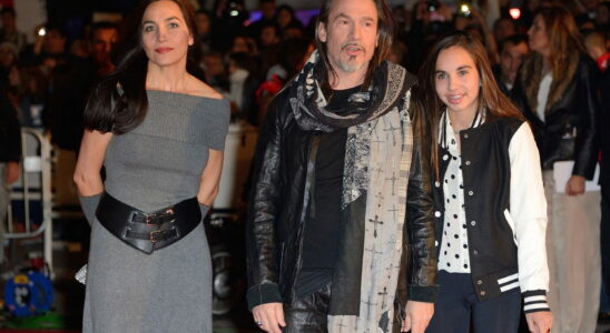 In video Florent Pagny and his daughter Ael display their