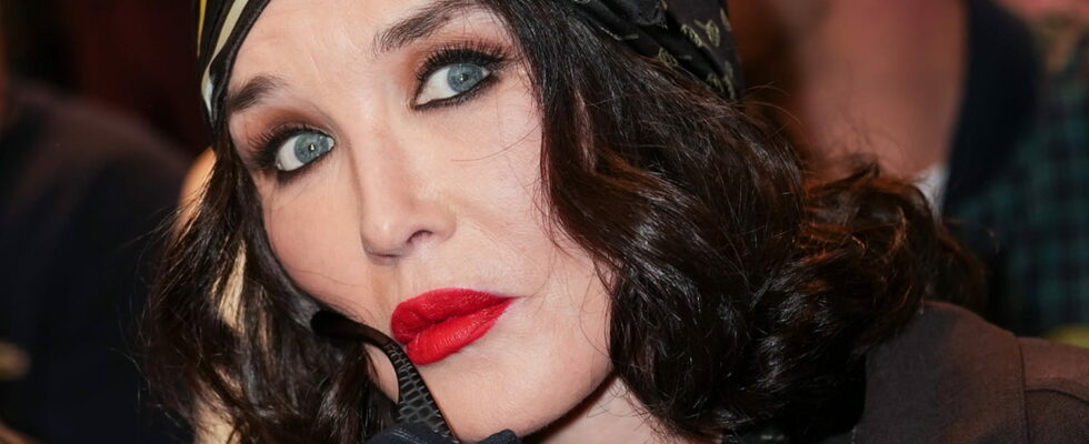 Isabelle Adjani adopts curtain bangs to enhance her blue eyes