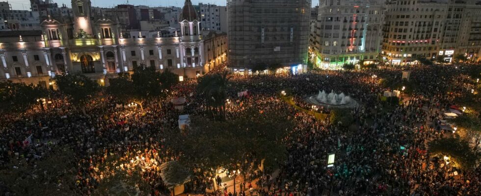 Large protests in Valencia after the disaster