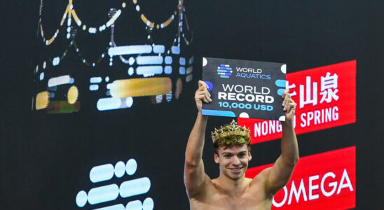 Leon Marchand shatters the world record in the 200m medley