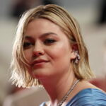 Louane found the ideal hair accessory to have her hair