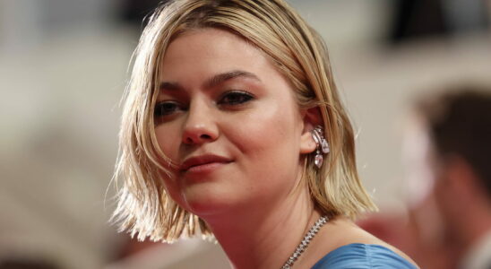 Louane found the ideal hair accessory to have her hair