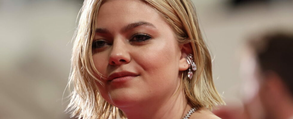 Louane found the ideal hair accessory to have her hair