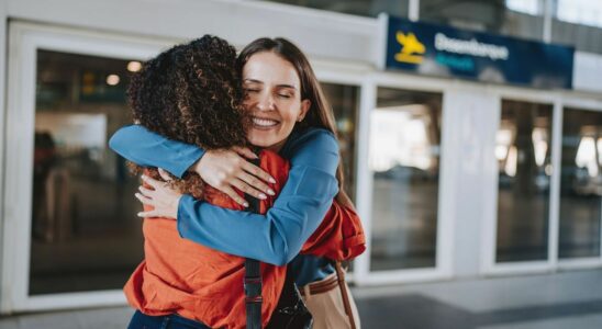 New Zealand airport limits hugs to three minutes