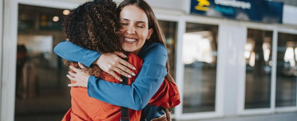 New Zealand airport limits hugs to three minutes