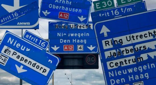 Rijkswaterstaat will leave unreadable signs hanging above the Utrecht Ring