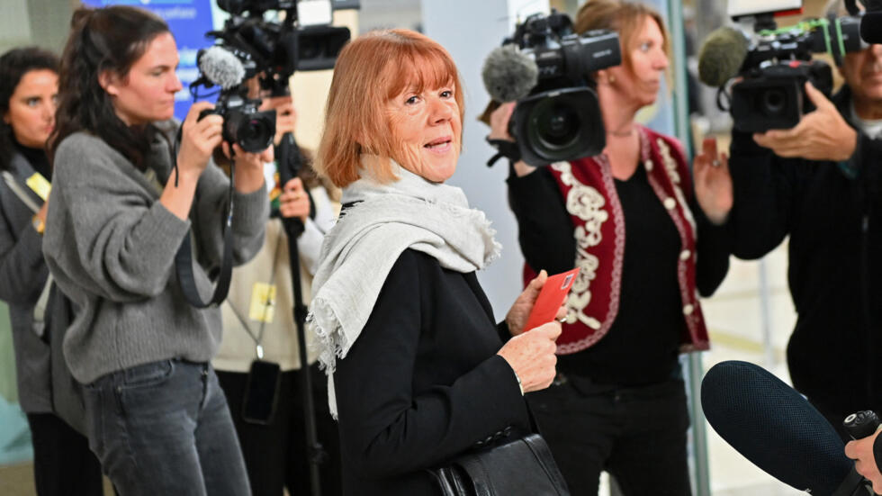 Gisèle Pelicot surrounded by journalists at the Avignon courthouse on November 26, 2024.