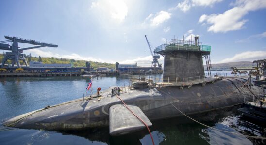 The Royal Navy in pain symbol of a drifting British