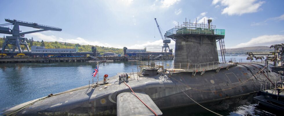 The Royal Navy in pain symbol of a drifting British