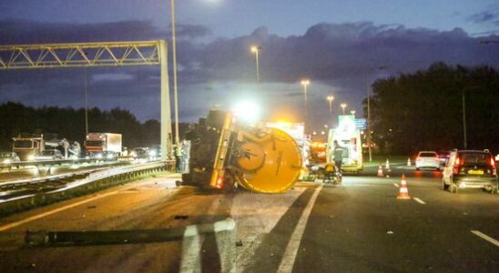 Traffic chaos around Amersfoort after overturned truck on A28