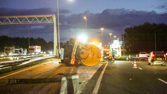 Traffic chaos around Amersfoort after overturned truck on A28