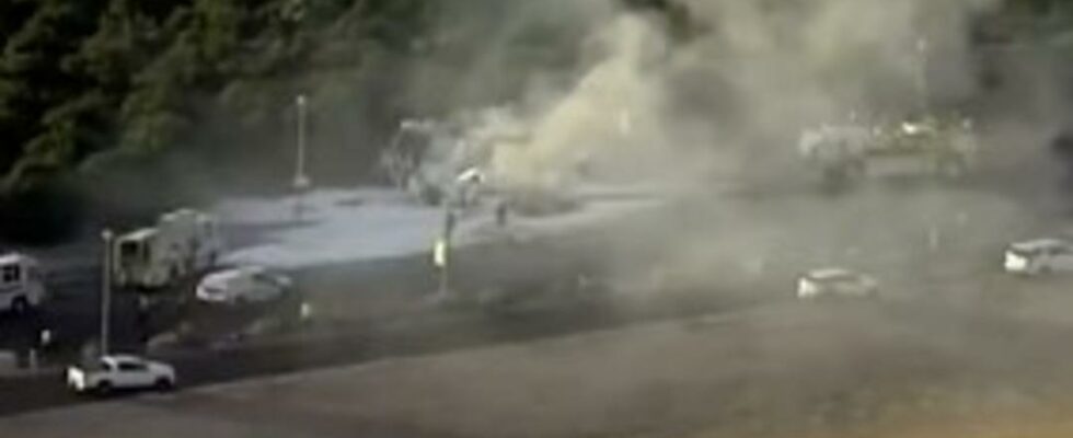 Unbelievable plane crash Collided with a car Many dead