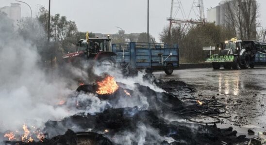 farmers lift the blockade of the port of Bordeaux after