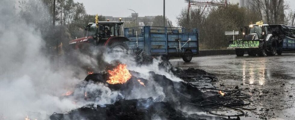 farmers lift the blockade of the port of Bordeaux after