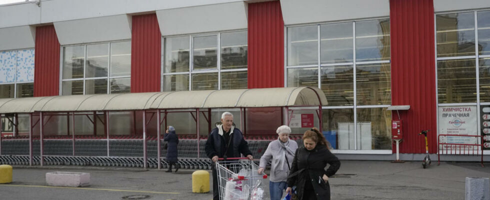 the distributor Auchan is preparing to announce a large scale layoff