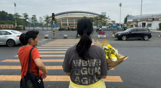 the mourning of the population supervised by the authorities