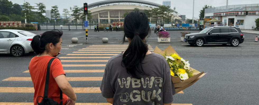 the mourning of the population supervised by the authorities