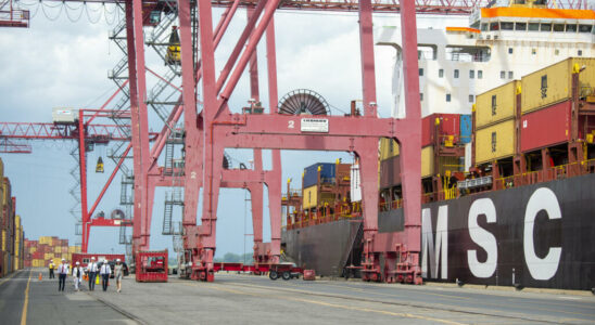 the ports of Montreal and Vancouver closed in the face